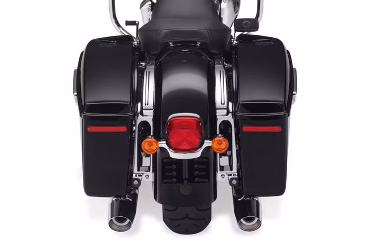 Chiếc xe được xem là một phiên bản tối giản của các dòng xe touring lớn khi sở hữu hàng loạt trang bị cơ bản trên thiết kế của đàn anh hiện nay.