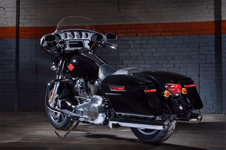 Phiên bản tiêu chuẩn của mẫu Electra Glide sẽ được trang bị những công nghệ tiên tiến dành cho xe Touring như Cruise Control, phanh an toàn ABS, khóa chống trộm... Thế nhưng, mẫu xe mới này lại chưa được trang bị cho hệ thống thông minh BOOM ™! BOX GTS đình đám của hãng xe môtô Harley-Davidson. 