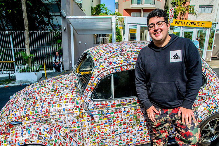 Henrique Pedrotti, một người hâm mộ bóng đá đến từ đất nước Brazil đã quyết định sử dụng hình ảnh của các cầu thủ tham dự VCK World Cup 2018 tại Nga để phủ kín lên chiếc xe ôtô Volkswagen Beetle của mình.