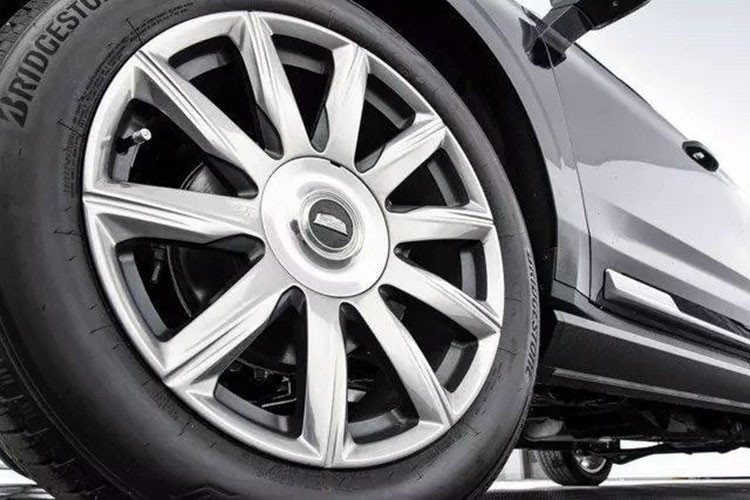 Với ngoại hình hầm hố, Cadillac Escalade 2021 sở hữu cho mình bộ la-zăng đa chấu có kích thước lên đến 22 inch được xử lý sáng bóng. Phía sau Cadillac Escalade thế hệ thứ 5 vẫn có dải đèn hậu LED dựng dọc nhưng thiết kể mỏng hơn. Cũng như bản máy xăng, ống xả hình chữ nhật được đưa ra ngoài trên Cadillac Escalade 2021 máy dầu.