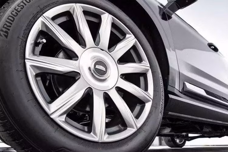 Với ngoại hình hầm hố, Cadillac Escalade 2021 sở hữu cho mình bộ la-zăng đa chấu có kích thước lên đến 22 inch được xử lý sáng bóng. Phía sau Cadillac Escalade thế hệ thứ 5 vẫn có dải đèn hậu LED dựng dọc nhưng thiết kể mỏng hơn. Cũng như bản máy xăng, ống xả hình chữ nhật được đưa ra ngoài trên Cadillac Escalade 2021 máy dầu.