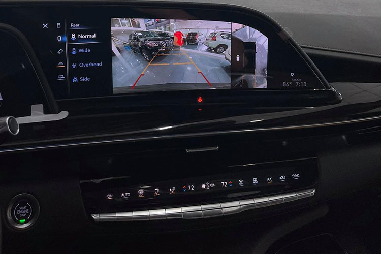 Cadillac Escalade 2021 sẽ được trang bị 3 màn hình bao gồm bên trái vô lăng có kích thước 7,2 inch, màn hình chính giữa kích thước 14,2 inch thể hiện các thông tin cơ bản của xe cũng như chỉ đường và cuối cùng là màn hình giải trí lên đến 16,9 inch. Xe còn có trang bị hệ thống định vị với công nghệ thực tế ảo.