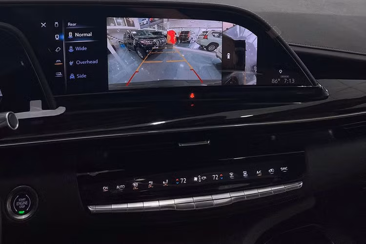 Cadillac Escalade 2021 sẽ được trang bị 3 màn hình bao gồm bên trái vô lăng có kích thước 7,2 inch, màn hình chính giữa kích thước 14,2 inch thể hiện các thông tin cơ bản của xe cũng như chỉ đường và cuối cùng là màn hình giải trí lên đến 16,9 inch. Xe còn có trang bị hệ thống định vị với công nghệ thực tế ảo.