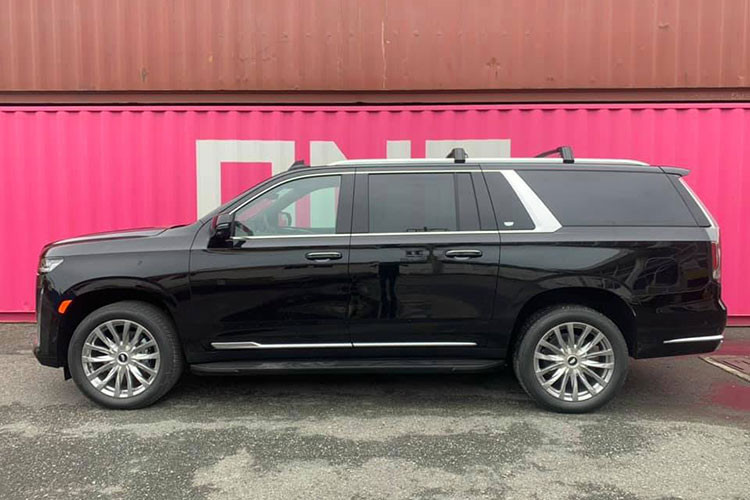 Nhờ đó, nội thất xe cực kỳ rộng rãi cho 7 hành khách sử dụng một cách khá thoải mái. Khi gập hàng ghế thứ 3 lại, thể tích tổng của khoang hành lý trên Cadillac Escalade 2021 đạt 3.089 lít. Bên cạnh đó, các tính năng an toàn hàng đầu của thương hiệu xe sang Mỹ cũng được trang bị cho xe.