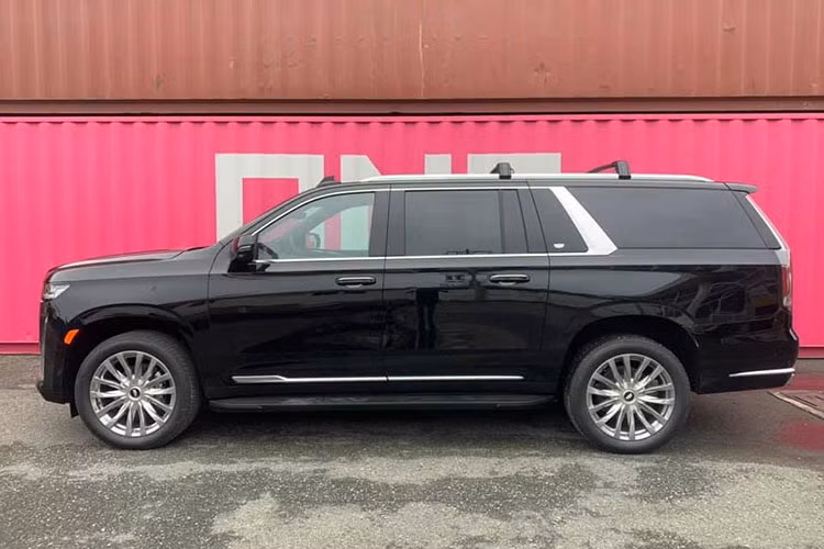 Nhờ đó, nội thất xe cực kỳ rộng rãi cho 7 hành khách sử dụng một cách khá thoải mái. Khi gập hàng ghế thứ 3 lại, thể tích tổng của khoang hành lý trên Cadillac Escalade 2021 đạt 3.089 lít. Bên cạnh đó, các tính năng an toàn hàng đầu của thương hiệu xe sang Mỹ cũng được trang bị cho xe.