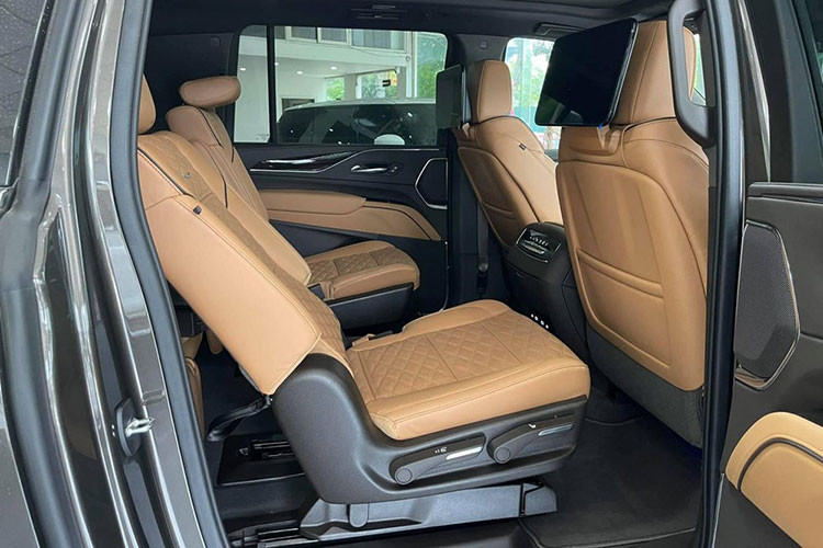 Những người ngồi phía sau Cadillac Escalade 2021 sẽ được giải trí thông qua 2 màn hình 12,6 inch. Hệ thống âm thanh AKG 19 loa là dạng tiêu chuẩn, nếu không thích, khách hàng bỏ tiền thêm để lựa chọn "rạp hát" AKG 36 loa sẽ đi kèm 3 âm ly, tạo ra âm thanh ở 28 kênh.