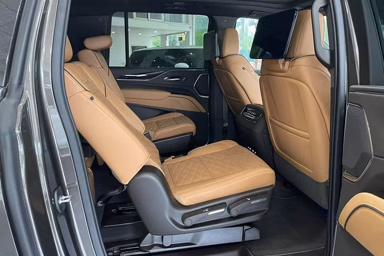 Những người ngồi phía sau Cadillac Escalade 2021 sẽ được giải trí thông qua 2 màn hình 12,6 inch. Hệ thống âm thanh AKG 19 loa là dạng tiêu chuẩn, nếu không thích, khách hàng bỏ tiền thêm để lựa chọn "rạp hát" AKG 36 loa sẽ đi kèm 3 âm ly, tạo ra âm thanh ở 28 kênh.