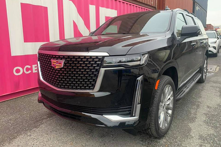 Với dung tích động cơ lên đến 6.2L, chiếc Cadillac 2021 này chịu khá nhiều thuế TTĐB khi được đưa về nước. Cụ thể là Thuế Suất lên đến 150% áp dụng cho xe có dung tích xi lanh trên 6.000 cm3. Mức giá xe Cadillac Escalade 2021 máy dầu hiện được các đại lý tư nhân tại Việt Nam chào bán không dưới 9,5 tỷ đồng.
