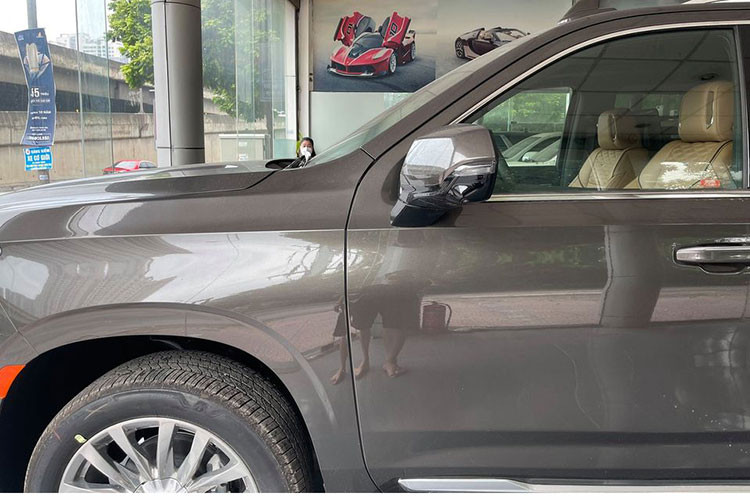 Ngoài phiên bản máy xăng sử dụng động cơ V8, dung tích 6.2 lít từng về Việt Nam hồi đầu năm 2021 này, những chiếc xe Cadillac Escalade thế hệ thứ 5 về nước còn được các công ty nhập khẩu tư nhân Hà Nội đưa về bản máy dầu. Xe có chiều dài 5.766 mm, rộng 2.059 mm và cao 1.942 mm. Chiều dài cơ sở của xe Cadillac Escalade 2021 mới là 3.407 mm và trọng lượng xe 2,8 tấn.