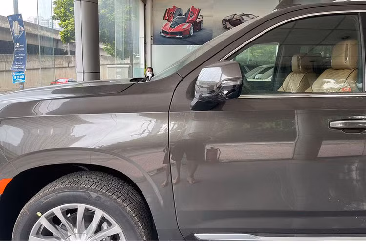 Ngoài phiên bản máy xăng sử dụng động cơ V8, dung tích 6.2 lít từng về Việt Nam hồi đầu năm 2021 này, những chiếc xe Cadillac Escalade thế hệ thứ 5 về nước còn được các công ty nhập khẩu tư nhân Hà Nội đưa về bản máy dầu. Xe có chiều dài 5.766 mm, rộng 2.059 mm và cao 1.942 mm. Chiều dài cơ sở của xe Cadillac Escalade 2021 mới là 3.407 mm và trọng lượng xe 2,8 tấn.