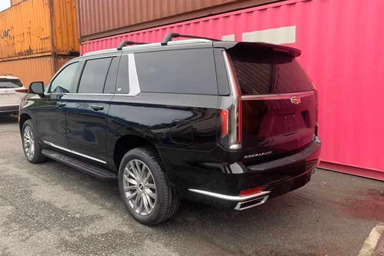 Ngoài động cơ xăng nổi tiếng, Cadillac Escalade thế hệ thứ 5 còn được trang bị động cơ diesel 6 xi-lanh, tăng áp, dung tích 3.0 lít mới. Động cơ dầu sẽ tạo ra công suất tối đa 277 mã lực và mô-men xoắn cực đại 623 Nm cùng với đó là kết hợp với hộp số tự động 10 cấp. 