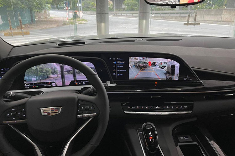 Không quá lời khi nói Cadillac Escalade thế hệ thứ 5 sinh ra là để phục vụ những vị khách VIP nên nội thất vừa sang trọng và nhiều tiện nghi. Đầu tiên là xe có 3 hàng ghế với khoảng duỗi chân ở hàng ghế thứ 3 tăng lên 886 mm, được cho rộng nhất phân khúc, đi kèm là thể tích khoang hành lý tăng 68% lên 722 lít.