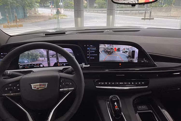 Không quá lời khi nói Cadillac Escalade thế hệ thứ 5 sinh ra là để phục vụ những vị khách VIP nên nội thất vừa sang trọng và nhiều tiện nghi. Đầu tiên là xe có 3 hàng ghế với khoảng duỗi chân ở hàng ghế thứ 3 tăng lên 886 mm, được cho rộng nhất phân khúc, đi kèm là thể tích khoang hành lý tăng 68% lên 722 lít.