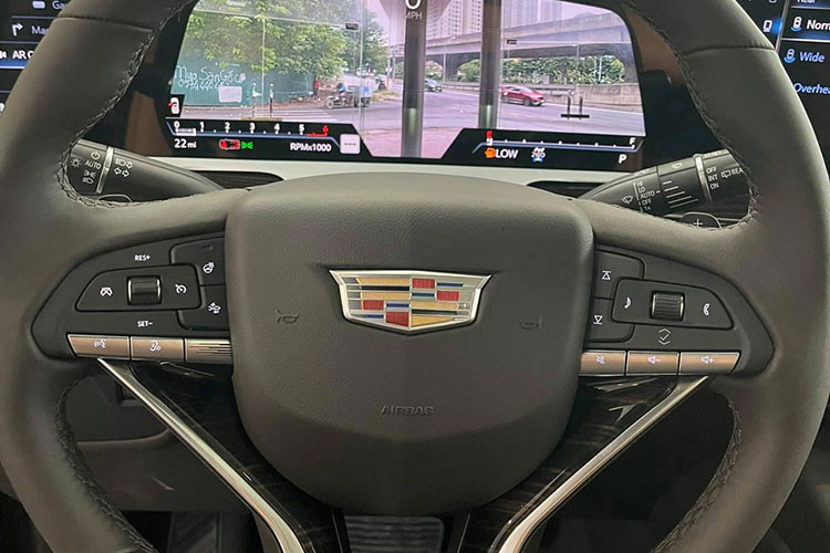 Trang bị nổi bật của Cadillac Escalade thế hệ thứ 5 khiến nhà giàu thế giới yêu thích đến từ việc hệ thống màn hình OLED của xe có kích thước lên đến 38 inch với mật độ pixel gấp đôi tivi 4K.