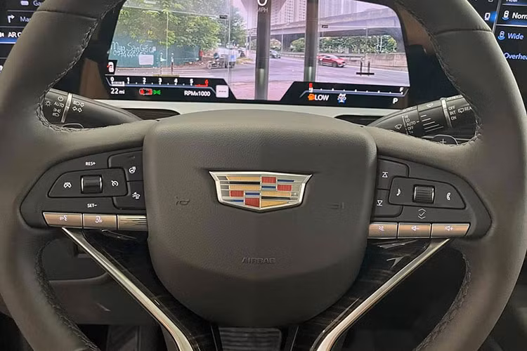 Trang bị nổi bật của Cadillac Escalade thế hệ thứ 5 khiến nhà giàu thế giới yêu thích đến từ việc hệ thống màn hình OLED của xe có kích thước lên đến 38 inch với mật độ pixel gấp đôi tivi 4K.