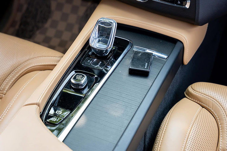 Ngoài ra, xe còn có hệ thống phanh khẩn cấp tự động, phát hiện người đi bộ, người đi xe đạp, xe ngược chiều và động vật lớn băng qua đường, hệ thống hỗ trợ đánh lái chủ động, giám sát điểm mù, cảnh báo phương tiện phía sau.