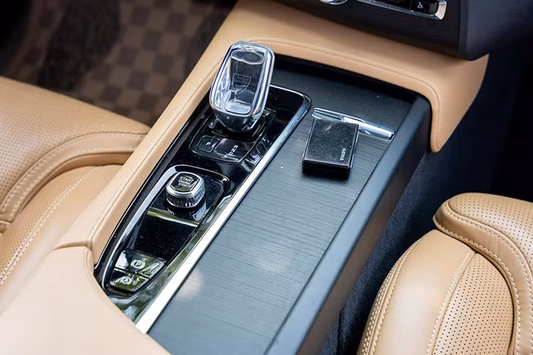 Ngoài ra, xe còn có hệ thống phanh khẩn cấp tự động, phát hiện người đi bộ, người đi xe đạp, xe ngược chiều và động vật lớn băng qua đường, hệ thống hỗ trợ đánh lái chủ động, giám sát điểm mù, cảnh báo phương tiện phía sau.