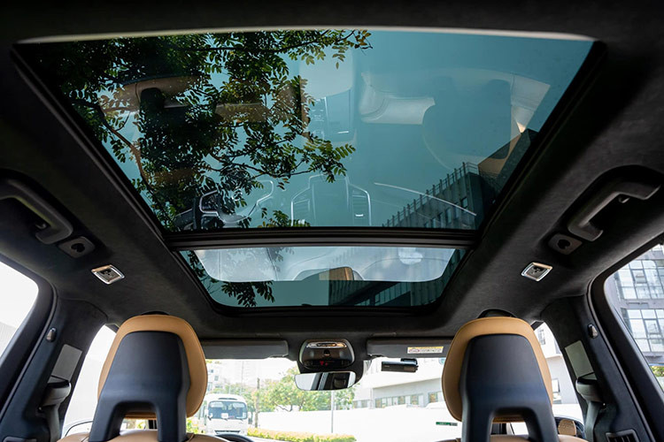 Về vận hành, Volvo XC90 2021 phiên bản T8 Recharge được trang bị hệ truyền động hybrid, bao gồm động cơ xăng 2.0L và mô-tơ điện, cung cấp tổng công suất hơn 400 mã lực cùng mô-men xoắn 640 Nm. Xe có thể tăng tốc từ 0-100 km/h trong 5,6 giây, tốc độ tối đa đạt 210 km/h.