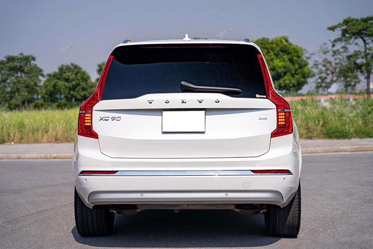 Cụm đèn pha Full-LED tích hợp dải đèn định vị ban ngày hình chữ T nằm ngang, một điểm nhấn đặc trưng trong ngôn ngữ thiết kế của Volvo. Chiếc SUV này còn được trang bị mâm hợp kim 8 chấu kích thước 20 inch, gương chiếu hậu chỉnh điện tích hợp chức năng chống chói, cùng cụm đèn hậu dựng đứng lấy cảm hứng từ búa Thor.