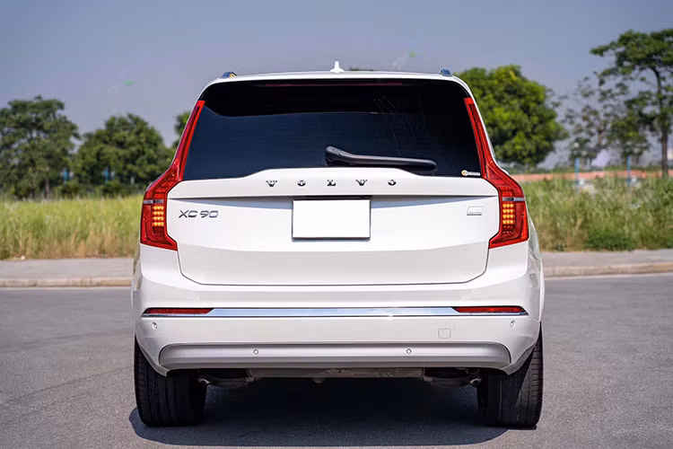 Cụm đèn pha Full-LED tích hợp dải đèn định vị ban ngày hình chữ T nằm ngang, một điểm nhấn đặc trưng trong ngôn ngữ thiết kế của Volvo. Chiếc SUV này còn được trang bị mâm hợp kim 8 chấu kích thước 20 inch, gương chiếu hậu chỉnh điện tích hợp chức năng chống chói, cùng cụm đèn hậu dựng đứng lấy cảm hứng từ búa Thor.