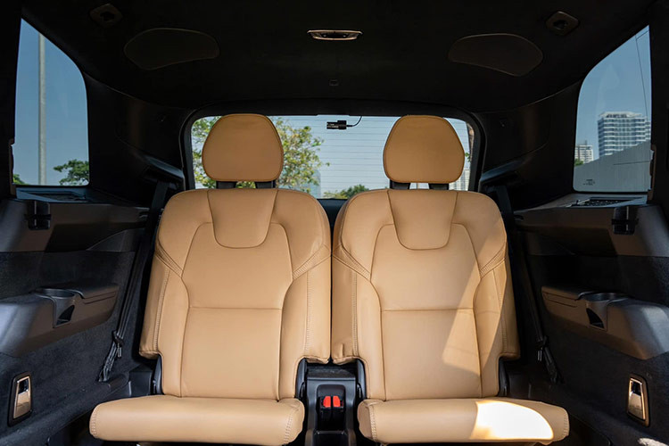 Hệ thống an toàn trên mẫu xe SUV Volvo XC90 đời 2021 vẫn giống với "tiền nhiệm" trước đây, bao gồm hệ thống hỗ trợ lái bán tự động Pilot Assist, kết hợp giữa kiểm soát hành trình thích ứng và hỗ trợ giữ làn đường.