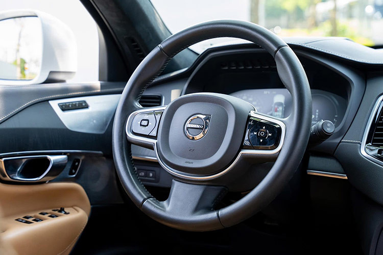 Những trang bị tiện nghi đáng chú ý có vô-lăng bọc da 3 chấu, bảng đồng hồ kỹ thuật số 12 inch, màn hình cảm ứng trung tâm 9 inch đặt dọc, hỗ trợ Apple CarPlay/Android Auto, dàn âm thanh Bowers &amp; Wilkins với 19 loa, điều hòa tự động 4 vùng độc lập và hệ thống lọc không khí Clean Zone.