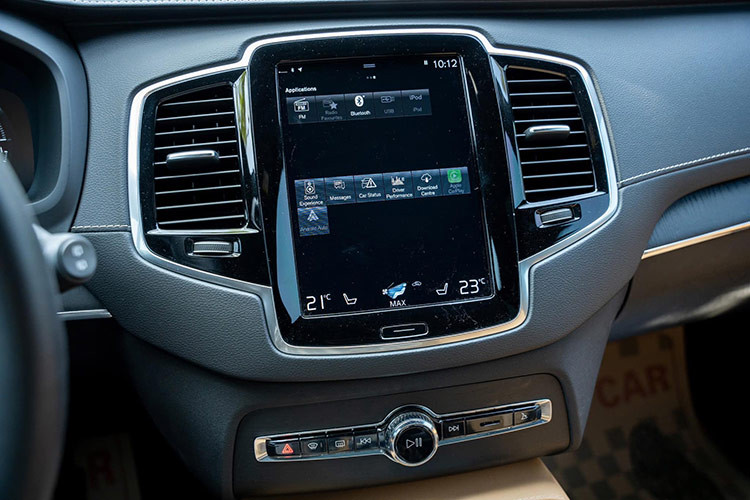 Những tính năng cơ bản khác có trên mẫu xe 7 chỗ hạng sang gồm ra vào không cần chìa khóa, khởi động bằng núm xoay, điều hòa 4 vùng tự động, cửa gió riêng cho hàng ghế sau, gương chiếu hậu chóng chói, ghế trước chỉnh điện có chức năng nhớ vị trí, rèm che ở hàng ghế sau.