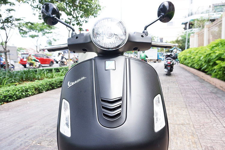 Cụ thể, nếu quan sát kỹ phần nước sơn chạy dọc thân xe có thể dễ dàng nhận ra đây không phải sơn đen thông thường mà là lớp sơn đen có phủ nhũ tạo hiệu ứng thị giác khá tốt với cảm giác như những ngôi sao trên bầu trời đêm. Đèn pha của xe vẫn có thiết kế truyền thống như các mẫu LX trước đây dạng tròn với ốp viền crôm bóng, mặt nạ lớn nổi bật với logo của Piaggio và Vespa ở phía trước.