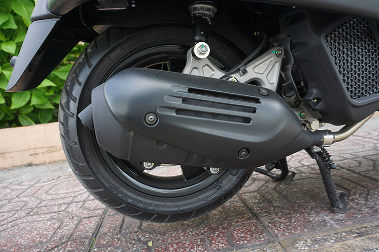 Hệ thống chống bó cứng phanh ABS trên cả hai kênh là điểm an toàn nổi trội của Vespa GTS Notte 150cc. Nằm trong dàn sản phẩm "quyền lực bóng đêm", các chi tiết khác như hốc gió yếm trước, mào ở chắn bùn trước, mặt đồng hồ, gương chiếu hậu, tay xách sau và ốp ống xả... đểu sử dụng màu đen bóng để tạo điểm nhấn.