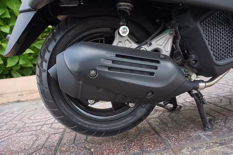 Hệ thống chống bó cứng phanh ABS trên cả hai kênh là điểm an toàn nổi trội của Vespa GTS Notte 150cc. Nằm trong dàn sản phẩm "quyền lực bóng đêm", các chi tiết khác như hốc gió yếm trước, mào ở chắn bùn trước, mặt đồng hồ, gương chiếu hậu, tay xách sau và ốp ống xả... đểu sử dụng màu đen bóng để tạo điểm nhấn.