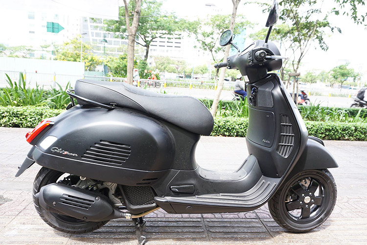 Tổng thể thiết kế của chiếc xe tay ga thương hiệu Ý vẫn không thay đổi, khi mang kiểu dáng to lớn và mạnh mẽ. Kích thước của Vespa GTS Notte 150cc vẫn giữ nguyên các thông số tương tự người anh em Vespa GTS 125cc với chiều dài 1.950mm, chiều rộng 740mm và chiều dài cơ sở 1.350mm. Trọng lượng của xe cũng đạt mức 147 kg.