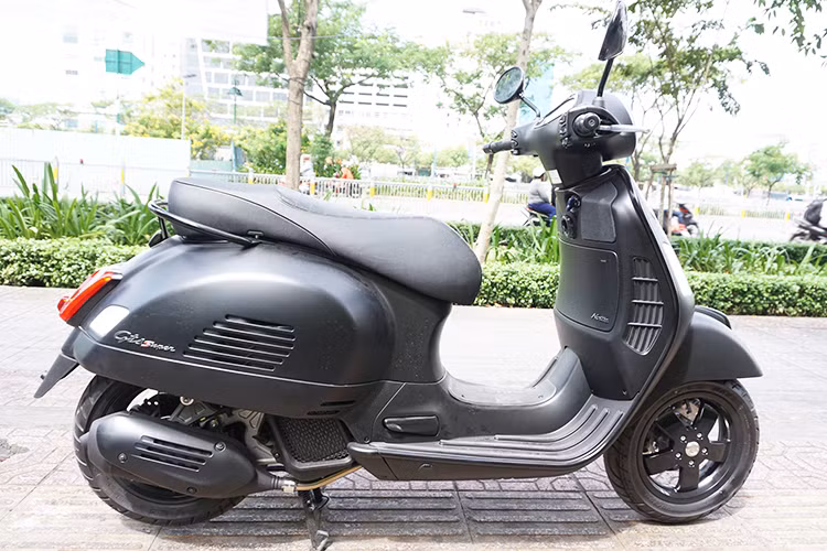 Tổng thể thiết kế của chiếc xe tay ga thương hiệu Ý vẫn không thay đổi, khi mang kiểu dáng to lớn và mạnh mẽ. Kích thước của Vespa GTS Notte 150cc vẫn giữ nguyên các thông số tương tự người anh em Vespa GTS 125cc với chiều dài 1.950mm, chiều rộng 740mm và chiều dài cơ sở 1.350mm. Trọng lượng của xe cũng đạt mức 147 kg.