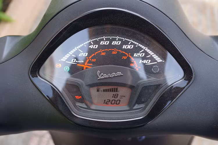 Cụm đồng hồ của xe được thiết kế dạng kim và lcd cỡ nhỏ đơn giản nhưng vẫn giúp cho người dùng có thể xem được đầy đủ các thông số, đèn báo... các nút bấm dễ sử dụng, nhưng được thêm trang bị tự ngắt động cơ Start/Stop khi dừng xe với một nút bấm ở phía bên tay phải.