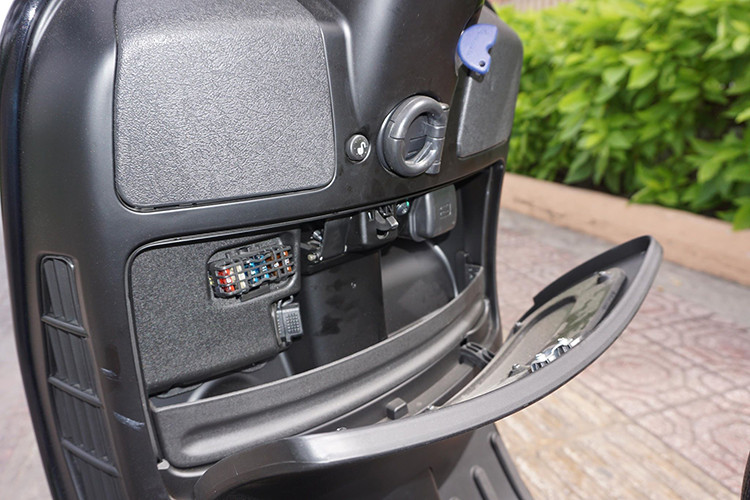 Logo Notte được đặt ở cốp trước của xe, ở bên trong cốp cũng có thể chứa được một số phụ tùng cá nhân nhỏ. Ngoài ra xe cũng được trang bị các tiện nghi như mở cốp xe bằng nút bấm, cổng sạc USB cho di động...