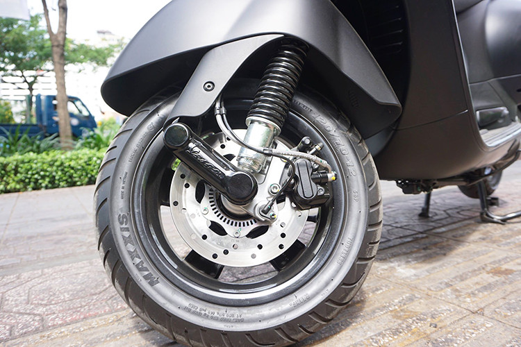 Vespa GTS Notte 150cc được trang bị vành kích thước 12" với lốp trước cỡ 120/70 và lốp sau cỡ 130/70. Giảm xóc trước loại giảm chấn đơn kết hợp với lò xo dạng ống lồng, sau giảm chấn thiết kế mới êm ái hơn.