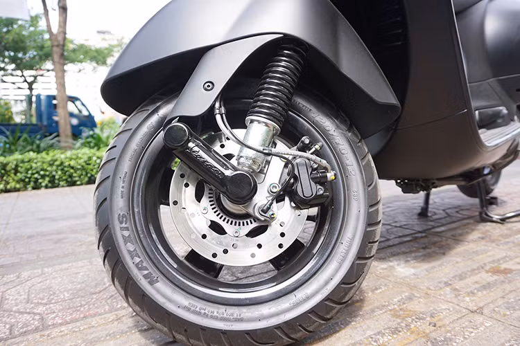 Vespa GTS Notte 150cc được trang bị vành kích thước 12" với lốp trước cỡ 120/70 và lốp sau cỡ 130/70. Giảm xóc trước loại giảm chấn đơn kết hợp với lò xo dạng ống lồng, sau giảm chấn thiết kế mới êm ái hơn.