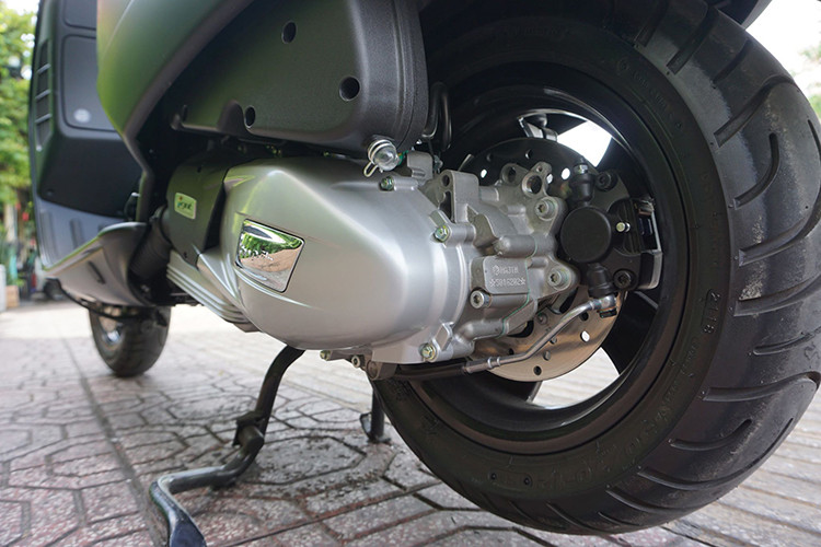 Điểm nổi bật của mẫu xe ga GTS Notte 150cc không chỉ nằm ở màu đen huyền bí bên ngoài mà mẫu xe này còn nổi bật với động cơ i-Get dung tích 155,1cc. Trước đây, Piaggio Việt Nam đã giới thiệu mẫu động cơ này nhưng đến bây giờ thì dòng xe Vespa GTS 150cc mới chính thức được phân phối dưới dạng phiên bản đặc biệt Notte.