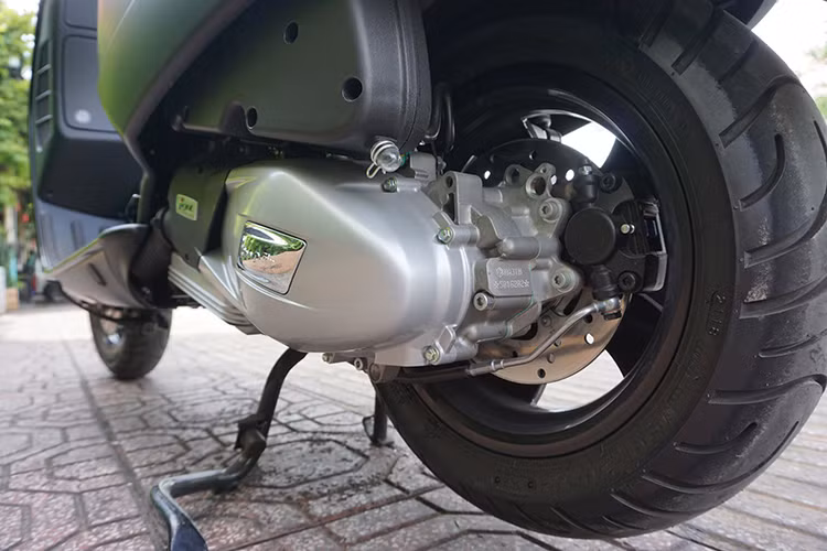 Điểm nổi bật của mẫu xe ga GTS Notte 150cc không chỉ nằm ở màu đen huyền bí bên ngoài mà mẫu xe này còn nổi bật với động cơ i-Get dung tích 155,1cc. Trước đây, Piaggio Việt Nam đã giới thiệu mẫu động cơ này nhưng đến bây giờ thì dòng xe Vespa GTS 150cc mới chính thức được phân phối dưới dạng phiên bản đặc biệt Notte.