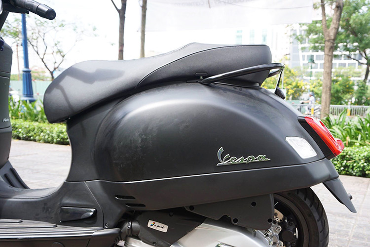 Yên xe được thiết kế kiểu mới là một điểm nhấn khiến Notte 150cc nổi bật hơn, bên dưới là không gian cốp để đồ rộng rãi đựng 2 mũ bảo hiểm 3/4 cỡ tiêu chuẩn. Gác để chân sau có thể gập vào tiện lợi khi không sử dụng.