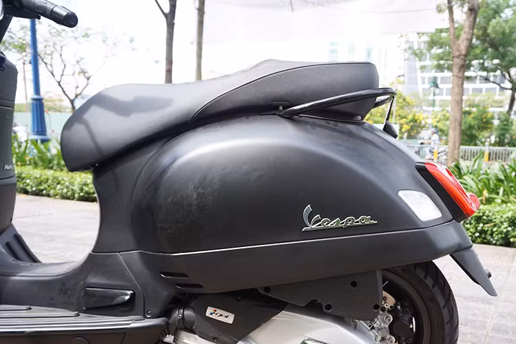 Yên xe được thiết kế kiểu mới là một điểm nhấn khiến Notte 150cc nổi bật hơn, bên dưới là không gian cốp để đồ rộng rãi đựng 2 mũ bảo hiểm 3/4 cỡ tiêu chuẩn. Gác để chân sau có thể gập vào tiện lợi khi không sử dụng.