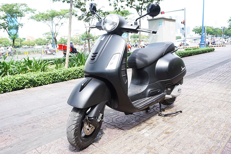 Piaggio Việt Nam mới đây đã chính thức cho ra mắt thêm phiên bản đặc biệt mang tên "quyền lực bóng đêm" của mẫu xe ga Vespa GTS Notte. Điểm nhấn của phiên bản Notte này chính là màu đen ánh nhũ được phủ kín từ đầu đến đuôi xe với một số điểm nhấn mang màu đen bóng.