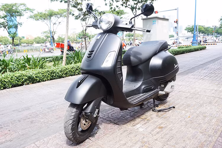 Piaggio Việt Nam mới đây đã chính thức cho ra mắt thêm phiên bản đặc biệt mang tên "quyền lực bóng đêm" của mẫu xe ga Vespa GTS Notte. Điểm nhấn của phiên bản Notte này chính là màu đen ánh nhũ được phủ kín từ đầu đến đuôi xe với một số điểm nhấn mang màu đen bóng.