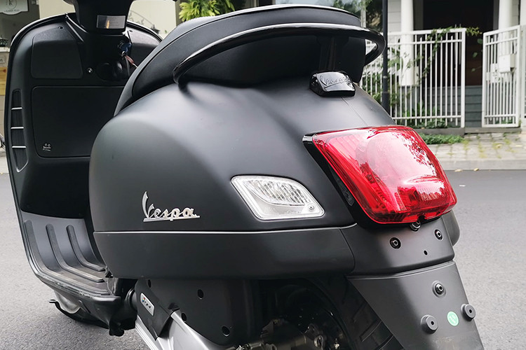 Sàn xe cho người sử dụng để chân rộng rãi, những đường gờ chạy dọc giúp tăng thêm ma sát cho chân người lái. Cụm đèn hậu và đèn xi-nhan không có nhiều thay đổi so với phiên bản GTS từng xuất hiện trước đây.