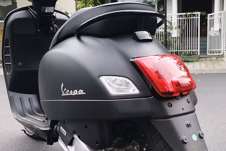 Sàn xe cho người sử dụng để chân rộng rãi, những đường gờ chạy dọc giúp tăng thêm ma sát cho chân người lái. Cụm đèn hậu và đèn xi-nhan không có nhiều thay đổi so với phiên bản GTS từng xuất hiện trước đây.