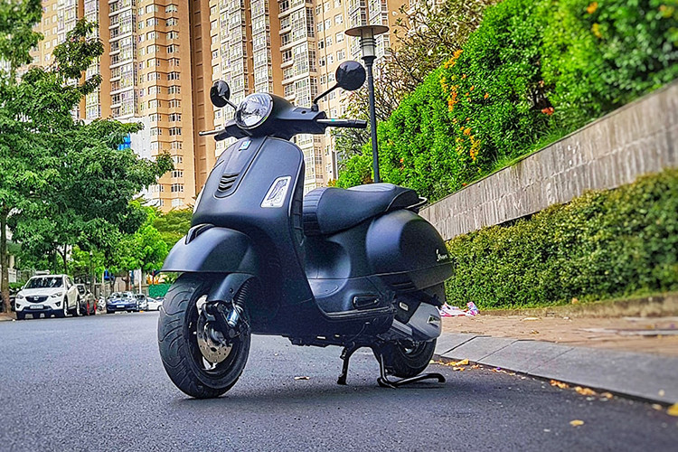 Nếu so sánh với đối thủ Honda SH150i ABS thì GTS Notte 150cc nổi bật hơn về mặt tiện nghi, sự hiện đại và độ an toàn. Giá xe Vespa GTS Notte 150cc tại thị trường Việt Nam được công bố chính hãng là 115 triệu đồng. Ngoài ra mẫu xe này cùng các phiên bản khác của Piaggio tại Việt Nam đều có các phụ kiện nổi bật đi kèm cho người dùng cá nhân hoá.