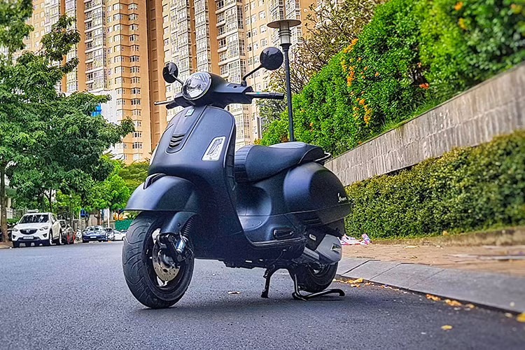 Nếu so sánh với đối thủ Honda SH150i ABS thì GTS Notte 150cc nổi bật hơn về mặt tiện nghi, sự hiện đại và độ an toàn. Giá xe Vespa GTS Notte 150cc tại thị trường Việt Nam được công bố chính hãng là 115 triệu đồng. Ngoài ra mẫu xe này cùng các phiên bản khác của Piaggio tại Việt Nam đều có các phụ kiện nổi bật đi kèm cho người dùng cá nhân hoá.