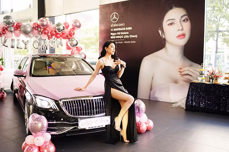 Hiện không rõ Á quân Tình bolero 2019 đã bỏ ra bao nhiêu tiền để sở hữu chiếc xe siêu sang Mercedes-Maybach S450 4Matic. Chỉ biết rằng, giá xe Mercedes-Benz mới nhất tại Việt Nam dành cho phiên bản xe siêu sang Mercedes-Maybach S450 4Matic là 7,469 tỷ đồng.