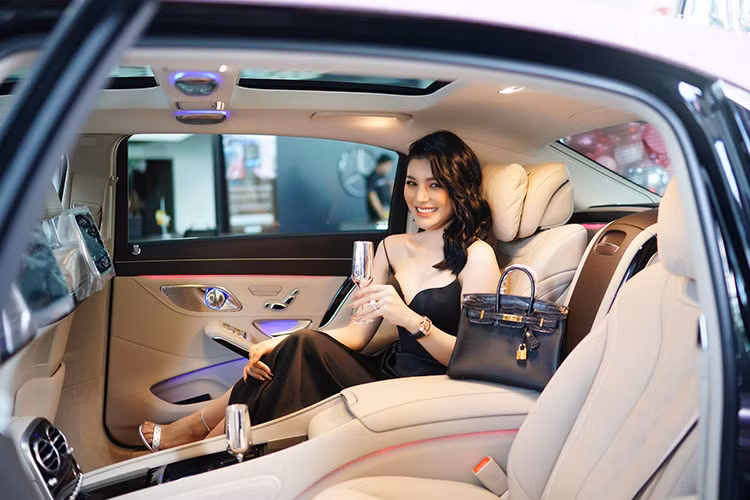 Sức mạnh được truyền tới cả 4 bánh thông qua hộp số tự động 9 cấp, nhờ đó, Mercedes-Maybach S450 4Matic phiên bản nâng cấp mới nhất đang bán tại Việt Nam chỉ mất khoảng thời gian 5,9 giây để tăng tốc từ vị trí đứng yên lên 100 km/h trước khi đạt vận tốc tối đa 250 km/h. 