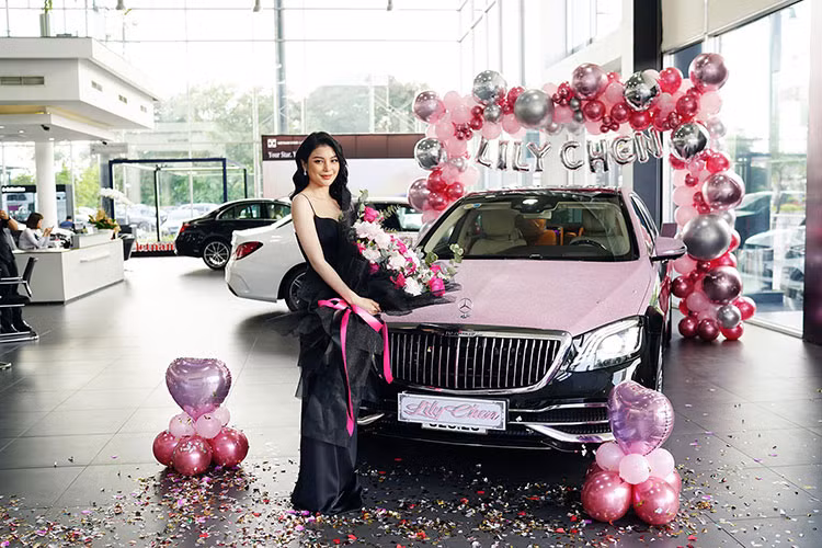 Chiếc xe siêu sang Mercedes-Maybach S450 4Matic của "ngọc nữ bolero" Lily Chen thuộc phiên bản nâng cấp mới nhất đang bán tại Việt Nam nên có sự khác biệt rất lớn so với Mercedes-Maybach S450 4Matic của Phan Thành. Đầu tiên chính là việc xe có lưới tản nhiệt được thiết kế lại hoàn toàn. Thay cho lưới tản nhiệt 3 thanh ngang mạ crôm ở bản cũ, Mercedes-Maybach S450 4Matic mới có lưới tản nhiệt dạn thanh nan dọc.