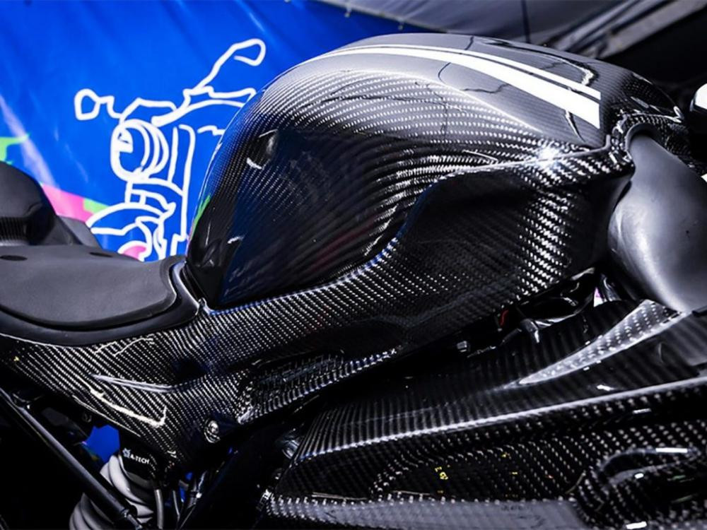 Hệ thống treo trước của mẫu xe này là cặp phuộc hành trình ngược đi kèm phanh đĩa cùng củ phanh dạng hướng tâm, trang bị vốn hay xuất hiện trên các mẫu xe trung và cao cấp. Trong khi đó hệ thống treo sau là giảm xóc lò xo trụ đơn, bánh sau cũng được trang bị phanh đĩa.